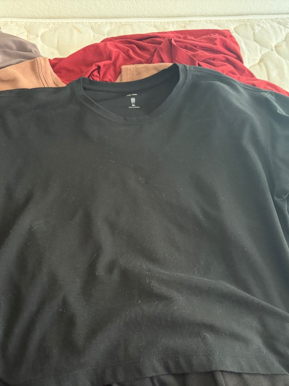 UNIQLO CROPPED BLACK TEE